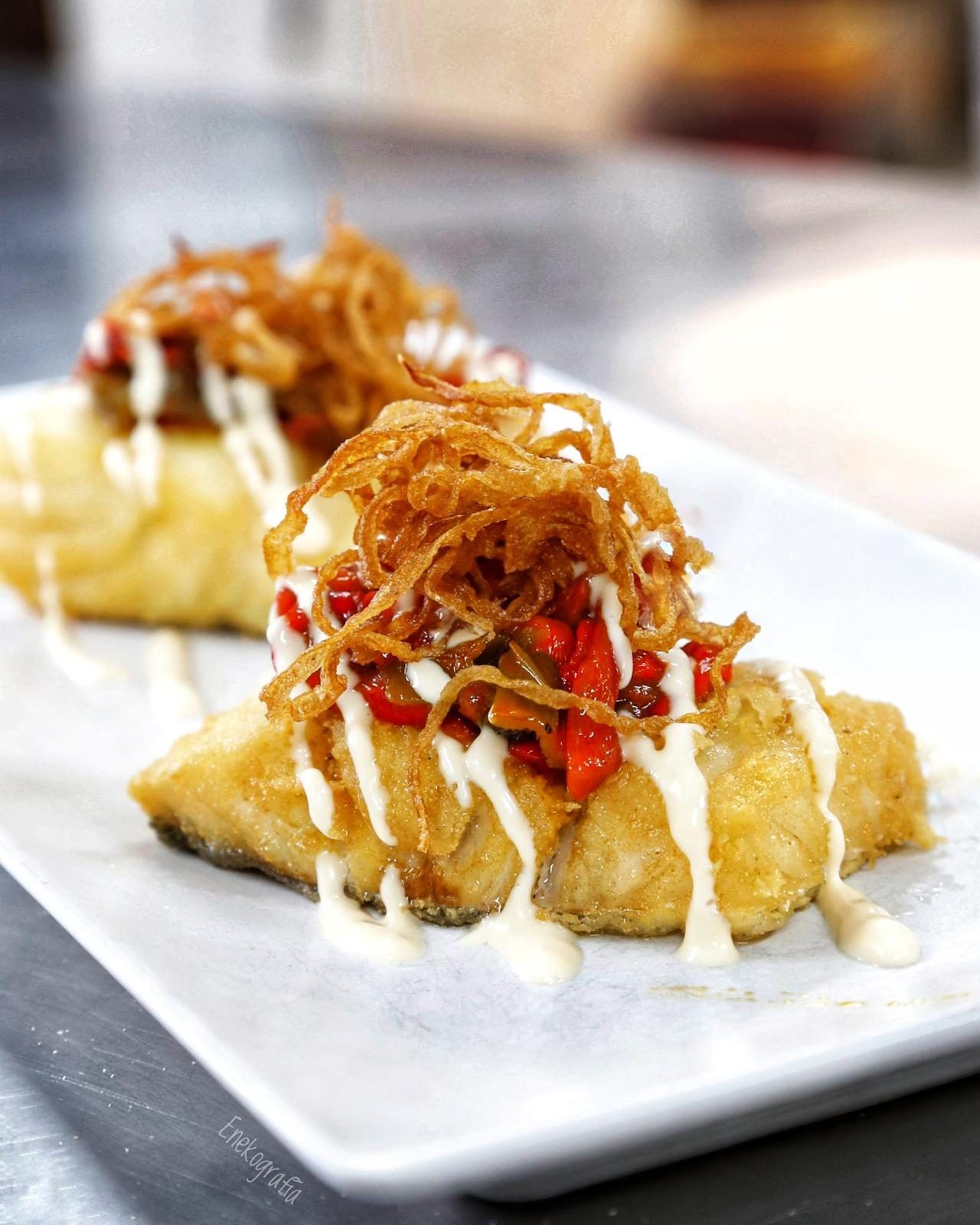 Bacalao con pimientos y cebolla crujiente